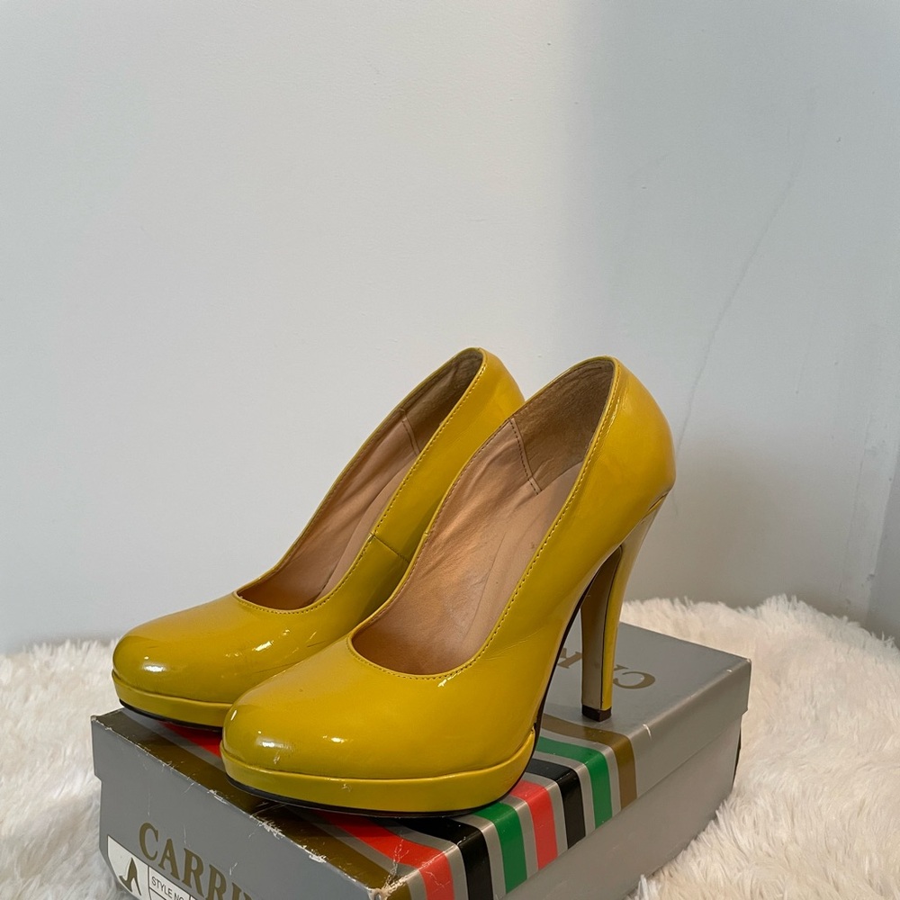 Yellow Glitter Pump